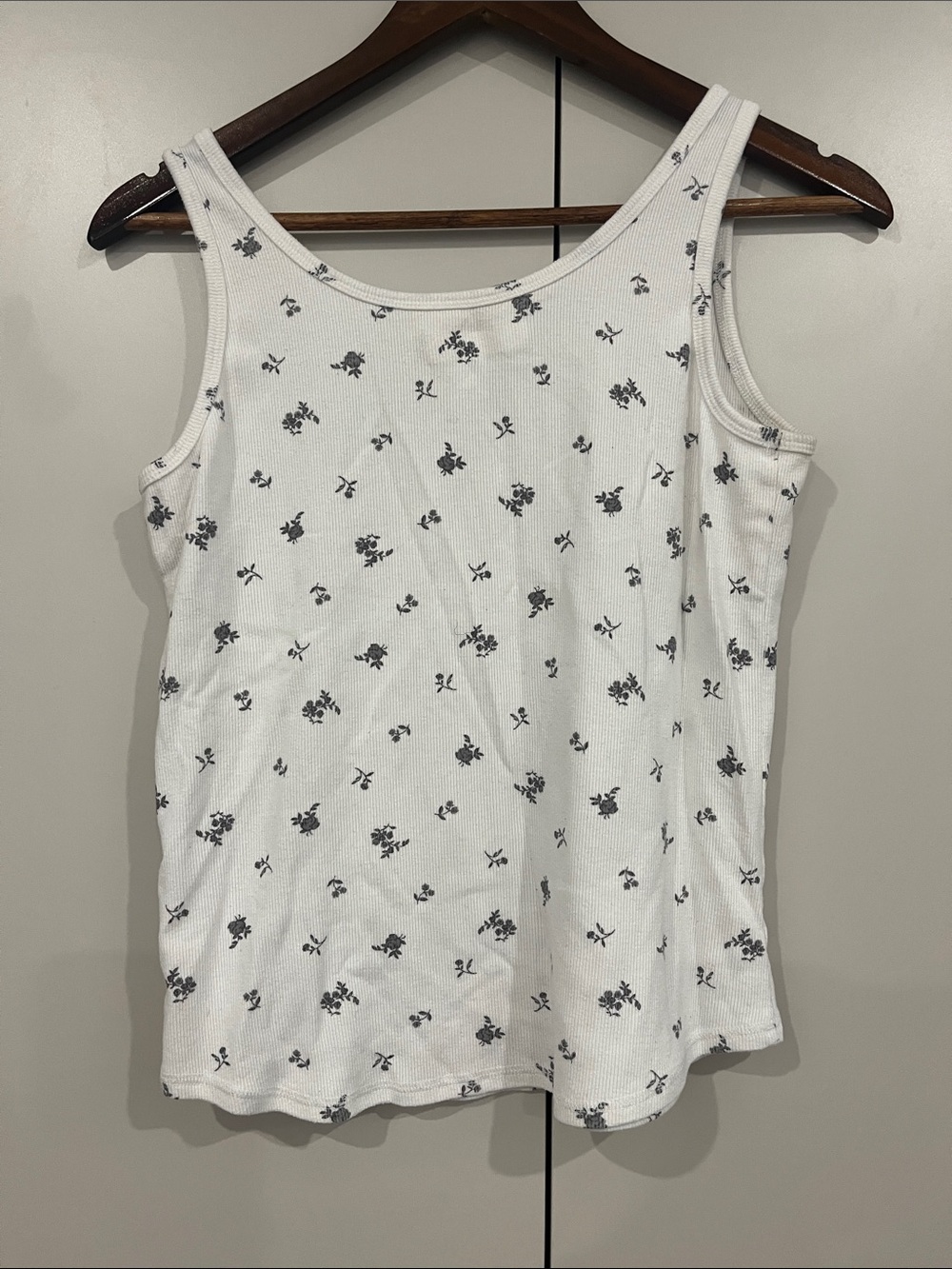 abercrombie kids White Tank Top with Small Black Floral Print - Picture 4 of 5
